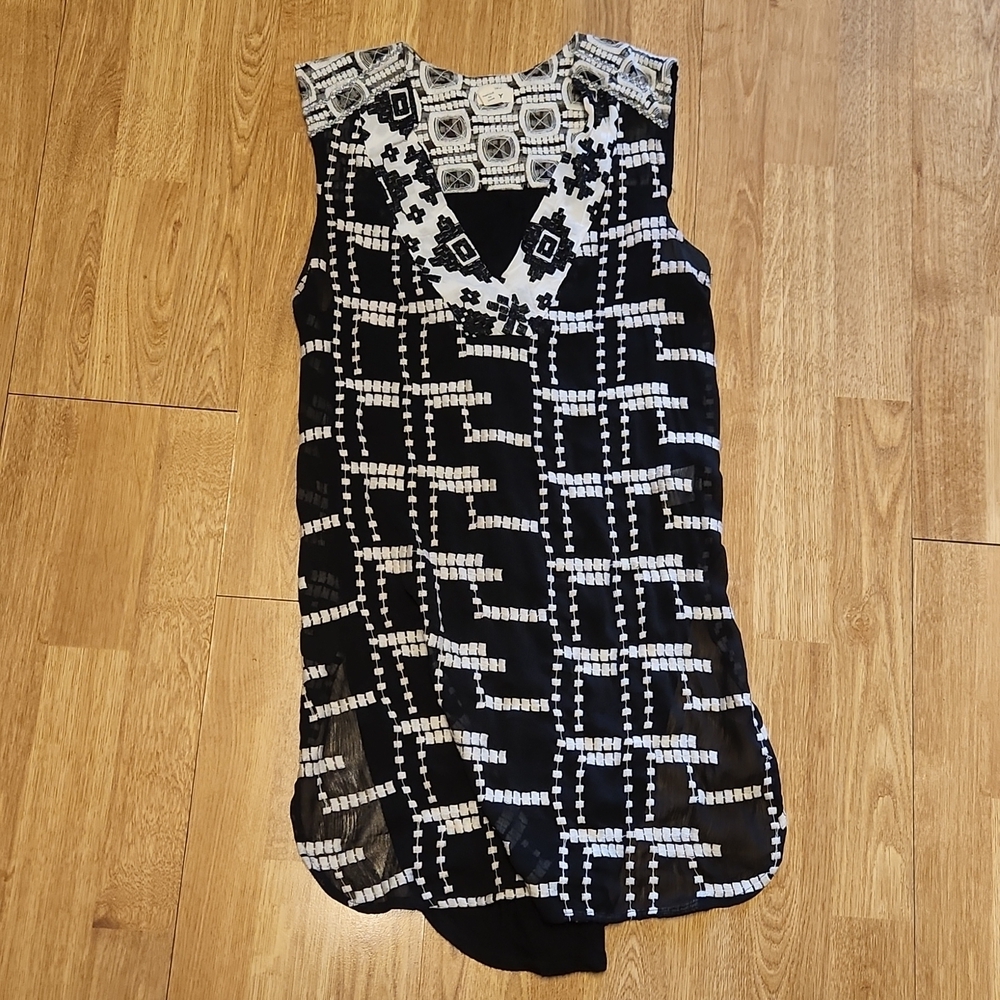 ANTHRO Tiny black/white embroidered Chaparral tunic sz XS
